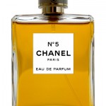 Flakon »Chanel Nº 5« Eau de Parfum (1924), By arz (The photo was taken in Vilnius, Lithuania) [Public domain], via Wikimedia Commons