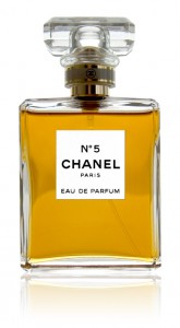 Flakon »Chanel Nº 5« Eau de Parfum (1924), By arz (The photo was taken in Vilnius, Lithuania) [Public domain], via Wikimedia Commons