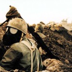 Ein iranischer Soldat mit Gasmaske im Iran-Irak-Krieg (Erster Golfkrieg). See page for author [GFDL or CC-BY-SA-3.0], via Wikimedia Commons