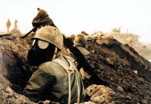 Ein iranischer Soldat mit Gasmaske im Iran-Irak-Krieg (Erster Golfkrieg). See page for author [GFDL or CC-BY-SA-3.0], via Wikimedia Commons