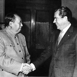Richard Nixon und Mao Zedong 1972 in Peking. By White House Photo Office (1969 – 1974) [Public domain], via Wikimedia Commons
