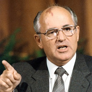 Michail Gorbatschow (1986). RIA Novosti archive, image #359290 / Yuryi Abramochkin / CC-BY-SA 3.0 [CC BY-SA 3.0], via Wikimedia Commons