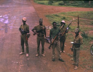 Kontrollposten der PAIGC in Guinea-Bissau nach der Erklärung der Unabhängigkeit im Jahre 1974. By User:João Carvalho (Own work) [Public domain], via Wikimedia Commons