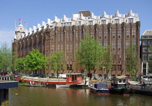 In Amsterdam ist 1916 nach fünfjähriger Bauzeit das Scheepvaarthuis fertig geworden. By Janericloebe (Own work) [GFDL or CC BY 3.0], via Wikimedia Commons
