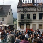 Brandanschlag von Solingen: Gemeinsame Demonstration von Deutschen und Türken am Tatort im Juni 1993. Sir James [CC BY-SA 2.0 de], via Wikimedia Commons