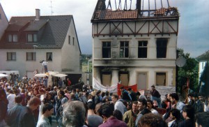 Brandanschlag von Solingen: Gemeinsame Demonstration von Deutschen und Türken am Tatort im Juni 1993. Sir James [CC BY-SA 2.0 de], via Wikimedia Commons