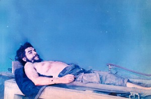 Der tote Che Guevara. Aufbahrung des Leichnams nach der Hinrichtung. By Gustavo Villoldo, CIA operative (CIA, National Security Archive) [Public domain], via Wikimedia Commons