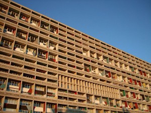 Unité d’habitation von Le Corbusier, Flatowallee 16, Berlin. By David Pachali (Own work) [GFDL or CC BY-SA 3.0], via Wikimedia Commons
