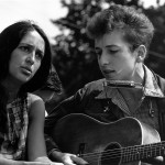 Joan Baez und Bob Dylan 1963 bei dem vom Civil Rights Movement organisierten Marsch auf Washington. By Rowland Scherman (U.S. National Archives and Records Administration) [Public domain], via Wikimedia Commons