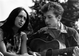 Joan Baez und Bob Dylan 1963 bei dem vom Civil Rights Movement organisierten Marsch auf Washington. By Rowland Scherman (U.S. National Archives and Records Administration) [Public domain], via Wikimedia Commons