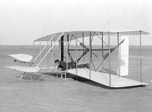 Wilbur Wright nach einem missglückten Flugversuch. By Attributed to Wilbur Wright (1867–1912) and/or Orville Wright (1871–1948). Most likely taken by Orville Wright. [Public domain], via Wikimedia Commons