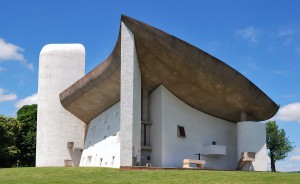 Chapelle Notre-Dame-du-Haut de Ronchamp, Architekt Le Corbusier. By Wladyslaw, CC BY-SA 3.0 via Wikimedia Commons