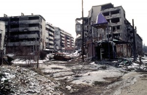 Grbavica, Stadtteil von Sarajevo in Bosnien und Herzegowina.By LT. STACEY WYZKOWSKI (www.dodmedia.osd.mil) [Public domain], via Wikimedia Commons