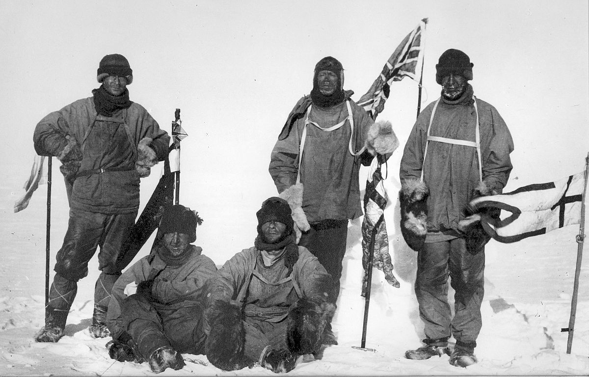 Scotts Team am Südpol, von links nach rechts: (stehend) Wilson, Scott, Oates; (sitzend) Bowers, Edgar Evans. By Henry Bowers (1883–1912), Das Bild wurde am 18. Januar 1912 per Selbstauslöser gemacht. [Public domain], via Wikimedia Commons