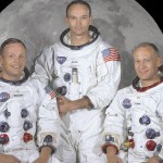 Apollo 11, erste bemannte Flug zum Mond: Neil Armstrong, Michael Collins, Buzz Aldrin (von links nach rechts), By NASA (Great Images in NASA Description) [Public domain], via Wikimedia Commons