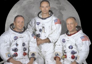 Apollo 11, erste bemannte Flug zum Mond: Neil Armstrong, Michael Collins, Buzz Aldrin (von links nach rechts), By NASA (Great Images in NASA Description) [Public domain], via Wikimedia Commons