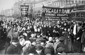 Massendemonstrationen der Putilov Arbeiter in Petrograd löste die Februarrevolution aus. Der erste Tag der Februar-Revolution von 1917. See page for author [Public domain or Public domain], via Wikimedia Commons