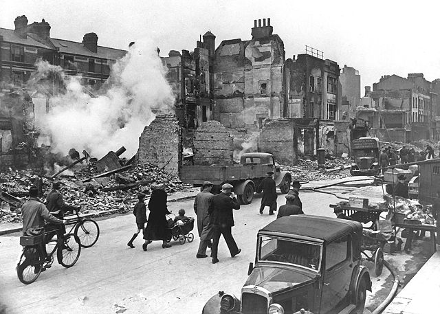 Zerstörte Häuser in London durch die Luftangriffe der Deutschen. By US Government [Public domain], via Wikimedia Commons