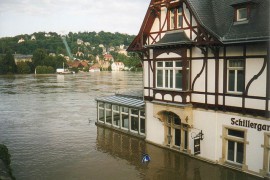 Jahrhundertflut an der Elbe eint Deutschland – Kanzler Schröder wird wiedergewählt