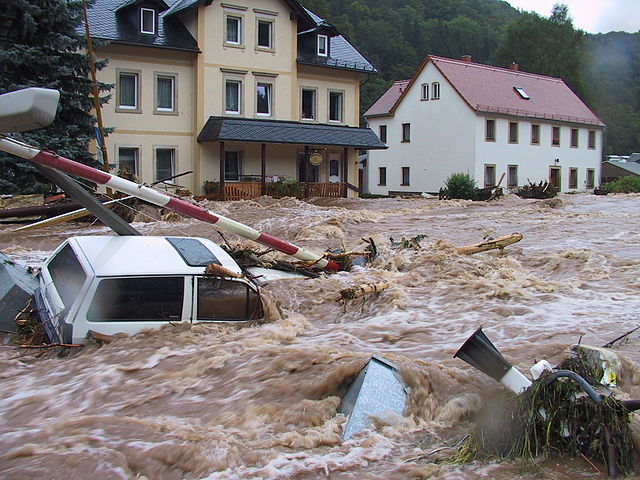Das Elbhochwasser wird als Jahrhundertflut eingestuft. Hawedi at the German language Wikipedia [GFDL or CC-BY-SA-3.0], via Wikimedia Commons