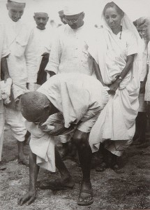 Gandhi am Ende des Salzmarsches. 5 April 1930. See page for author [Public domain], via Wikimedia Commons