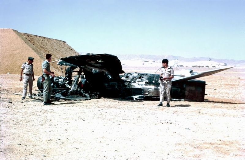 Sechstagekrieg zwischen Israel und seinen arabischen Nachbarn. Israelische Truppen inspizieren ein zerstörtes Flugzeug. By יחזקאל (חזי) רחמים (יחזקאל (חזי) רחמים) [CC BY-SA 2.0], via Wikimedia Commons