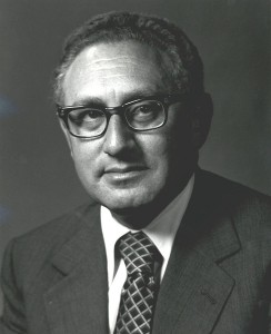 Henry Kissinger als US-Außenminister (1973). By U.S. Department of State from United States (Kenry A. Kissinger, U.S. Secretary of State) [Public domain], via Wikimedia Commons