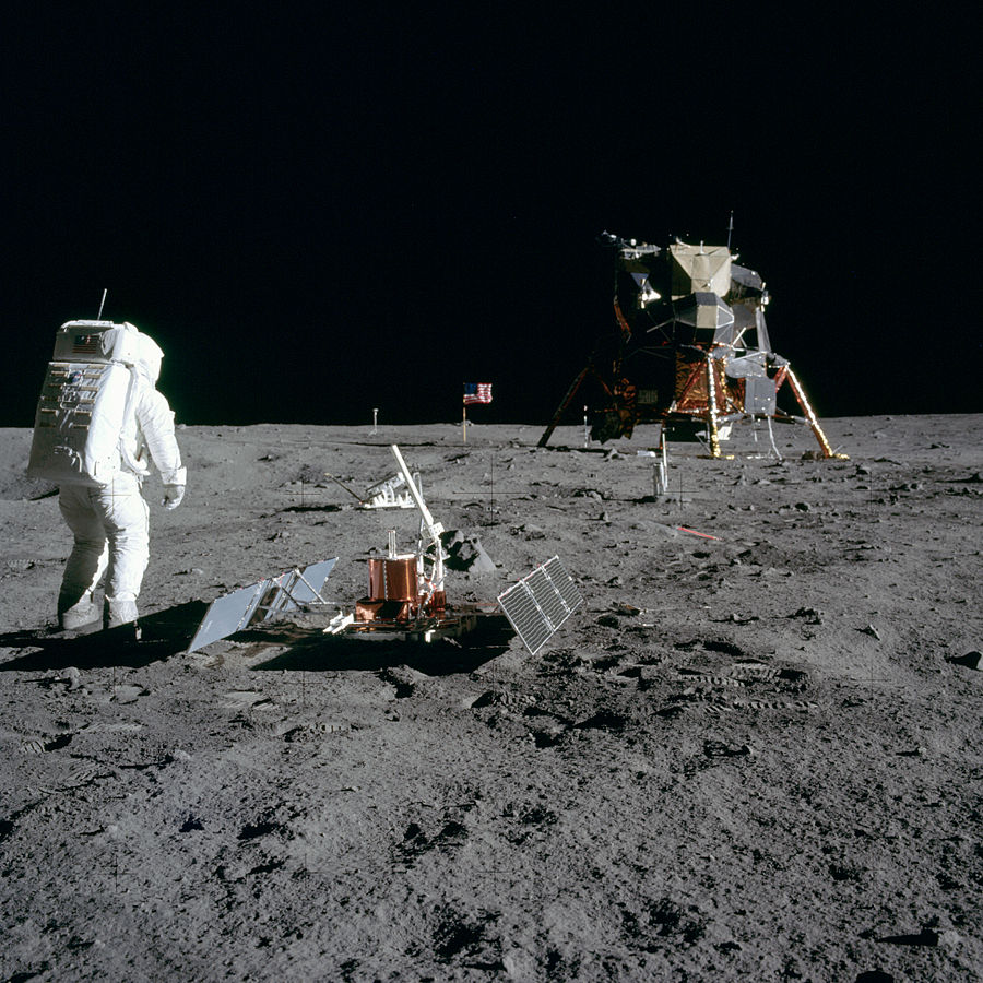 Astronaut Aldrin vor der Mondlandefähre (Apollo 11), 20. Juli 1969. By NASA Neil A. Armstrong (Great Images in NASA Description) [Public domain], via Wikimedia Commons
