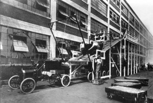 Fließband zur Produktion der Tin Lizzie (1913). By Ford company [Public domain], via Wikimedia Commons