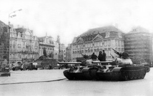 Sowjetische Panzer auf dem Altstädter Ring in Prag 1968. In der Nacht zum 21. August 1968 marschierten etwa eine halbe Million Soldaten der Sowjetunion, Polens, Ungarns und Bulgariens in die Tschechoslowakei ein. By ALDOR46 (Own work) [CC BY-SA 3.0], via Wikimedia Commons