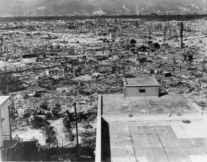 Zerstörte japanische Stadt Hiroshima: Blick nach Nordwesten, vom Rotkreuz-Krankenhaus in Hiroshima 1945. By US government, Post-Work: User:W.wolny [Public domain], via Wikimedia Commons