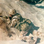 Britischer Soldat während der Operation Desert Shield. By XVIII Airborne Corps History Office photograph by PFC John F. Freund, DS-F-096-11 [Public domain], via Wikimedia Commons