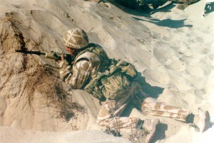 Britischer Soldat während der Operation Desert Shield. By XVIII Airborne Corps History Office photograph by PFC John F. Freund, DS-F-096-11 [Public domain], via Wikimedia Commons