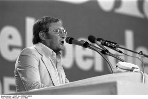 Rudolf Augstein beim FDP-Bundesparteitag 1980. Bundesarchiv, B 145 Bild-F058375-0003 / Wienke, Ulrich / CC-BY-SA 3.0 [CC BY-SA 3.0 de], via Wikimedia Commons