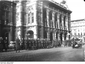 Aufstand der republikanischen Schutzbündler in Österreich Februar 1934. Soldaten des Bundesheeres vor der Oper in Wien. Bundesarchiv, Bild 102-00329 / CC-BY-SA 3.0 [CC BY-SA 3.0 de], via Wikimedia Commons