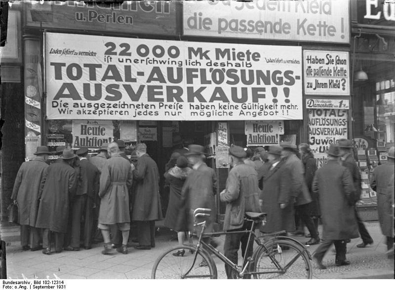 Wirtschaftskriese 1931: Total-Auflösungs-Ausverkauf eines Geschäftlokals in der Friedrichstrasse, dass infolge der enorm hohen Miete schliessen muss. Bundesarchiv, Bild 102-12314 / CC-BY-SA 3.0 [CC BY-SA 3.0 de], via Wikimedia Commons