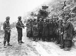 Monte Cassino, deutsche Kriegsgefangene. Bundesarchiv, Bild 146-1975-014-31 / CC-BY-SA 3.0 [CC BY-SA 3.0 de], via Wikimedia Commons
