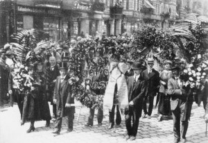 Die Beisetzung von Rosa Luxemburg am 13. Juni 1919. Riesige Kranzspenden am Anfang des Trauerzuges. Bundesarchiv, Bild 146-1976-067-25A / CC-BY-SA 3.0 [CC BY-SA 3.0 de], via Wikimedia Commons