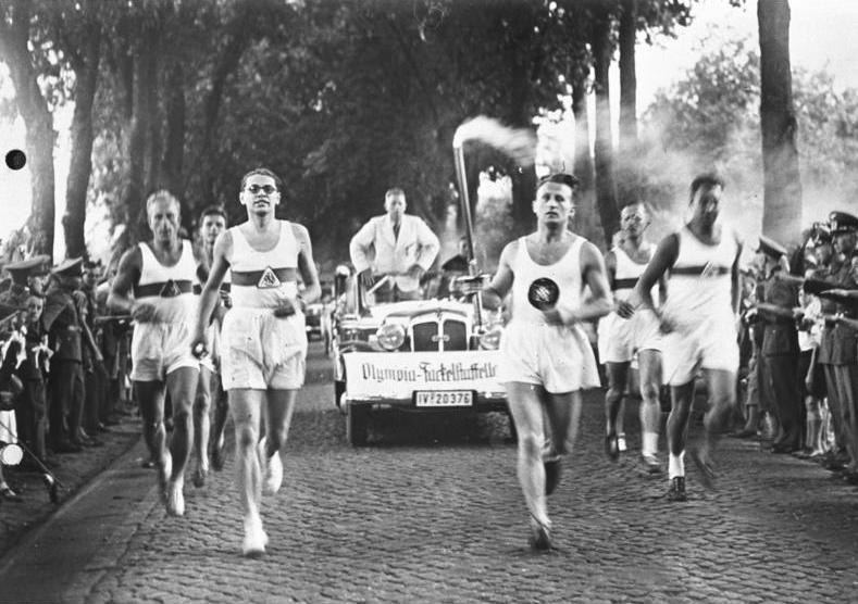 Olympische Fackelläufer 1936. Bundesarchiv, Bild 146-1976-116-08A / CC-BY-SA 3.0 [CC BY-SA 3.0 de], via Wikimedia Commons