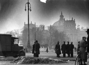 Am Morgen nach dem Reichstagsbrand, 28. Februar 1933. Bundesarchiv, Bild 146-1977-148-19A / unknown / CC-BY-SA 3.0 [CC BY-SA 3.0 de], via Wikimedia Commons