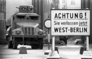 Gepanzerter Wasserwerfer G5 SK-2 (Sonderkraftfahrzeug 2) im August 1961 am Brandenburger Tor. Bundesarchiv, Bild 173-1282 / Helmut J. Wolf / CC-BY-SA 3.0 [CC BY-SA 3.0 de], via Wikimedia Commons