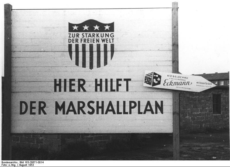 Hinweistafel auf den Marshallplan. Bundesarchiv, Bild 183-20671-0014 / CC-BY-SA 3.0 [CC BY-SA 3.0 de], via Wikimedia Commons