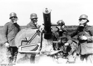 I.Weltkrieg 1914-18, Mit Gasmasken ausgerüstete Bedienungsmannschaft eines deutschen schweren Fla-MGs. Bundesarchiv, Bild183-R52907 CC BY-SA 3.0 de], via Wikimedia Commons