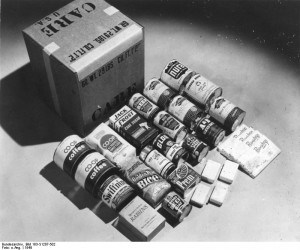 Der Inhalt eines verbesserten CARE-Paketes in Westdeutschland im Jahr 1948. Bundesarchiv, Bild 183-S1207-502 / CC-BY-SA [CC BY-SA 3.0 de], via Wikimedia Commons