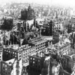 Blick vom Turm der Kreuzkirche auf die durch die Luftangriffe zerstörte Innenstadt Dresdens. Bundesarchiv, Bild 183-Z0309-310 / G. Beyer / CC-BY-SA 3.0 [CC BY-SA 3.0 de], via Wikimedia Commons