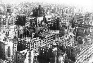 Blick vom Turm der Kreuzkirche auf die durch die Luftangriffe zerstörte Innenstadt Dresdens. Bundesarchiv, Bild 183-Z0309-310 / G. Beyer / CC-BY-SA 3.0 [CC BY-SA 3.0 de], via Wikimedia Commons