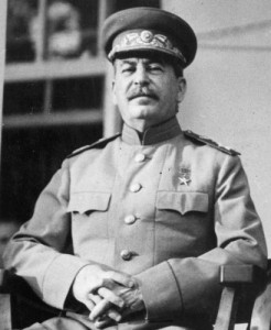 Josef Stalin in Militäruniform auf der Teheran-Konferenz (1943). By U.S. Signal Corps photo. (http://hdl.loc.gov/loc.pnp/cph.3a33351) [Public domain or Public domain], via Wikimedia Commons