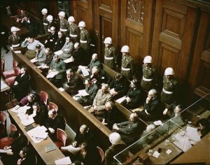 Die Anklagebank im Nürnberger Prozess. By Raymond D’Addario [Public domain], via Wikimedia Commons
