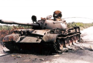 Zerstörter serbischer Panzer auf der Straße nach Drniš. By Jack Nico [Public domain], via Wikimedia Commons