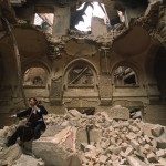 Während des Kriegs in Sarajevo in der teilweise zerstörten Nationalbibliothek 1992. By Mikhail Evstafiev (Mikhail Evstafiev) [GFDL, CC-BY-SA-3.0 or CC BY-SA 2.5], via Wikimedia Commons